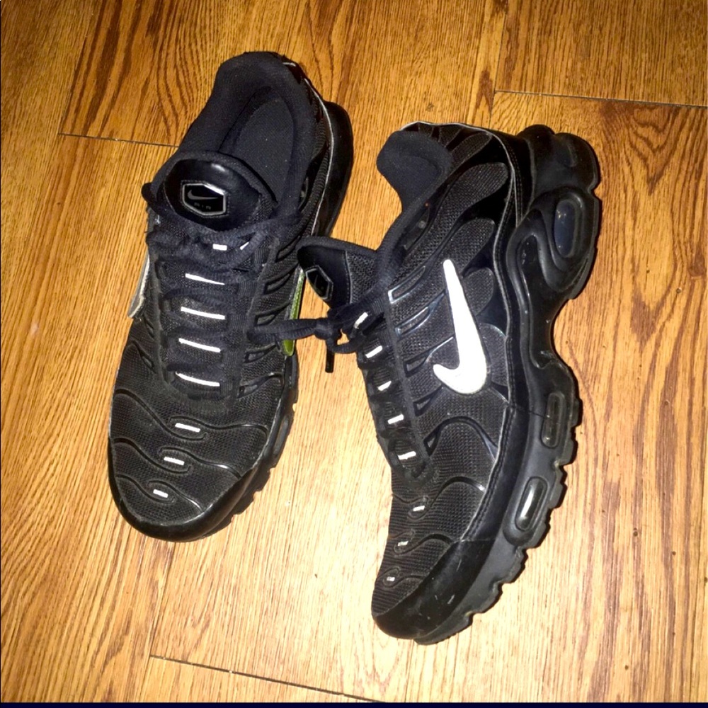 2 pair of Nike shoes